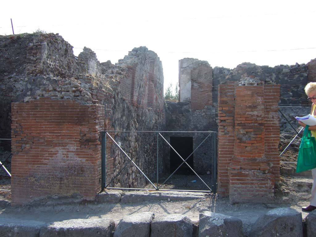 VI.17.37 Pompeii. September 2005. Looking west to entrance doorway.