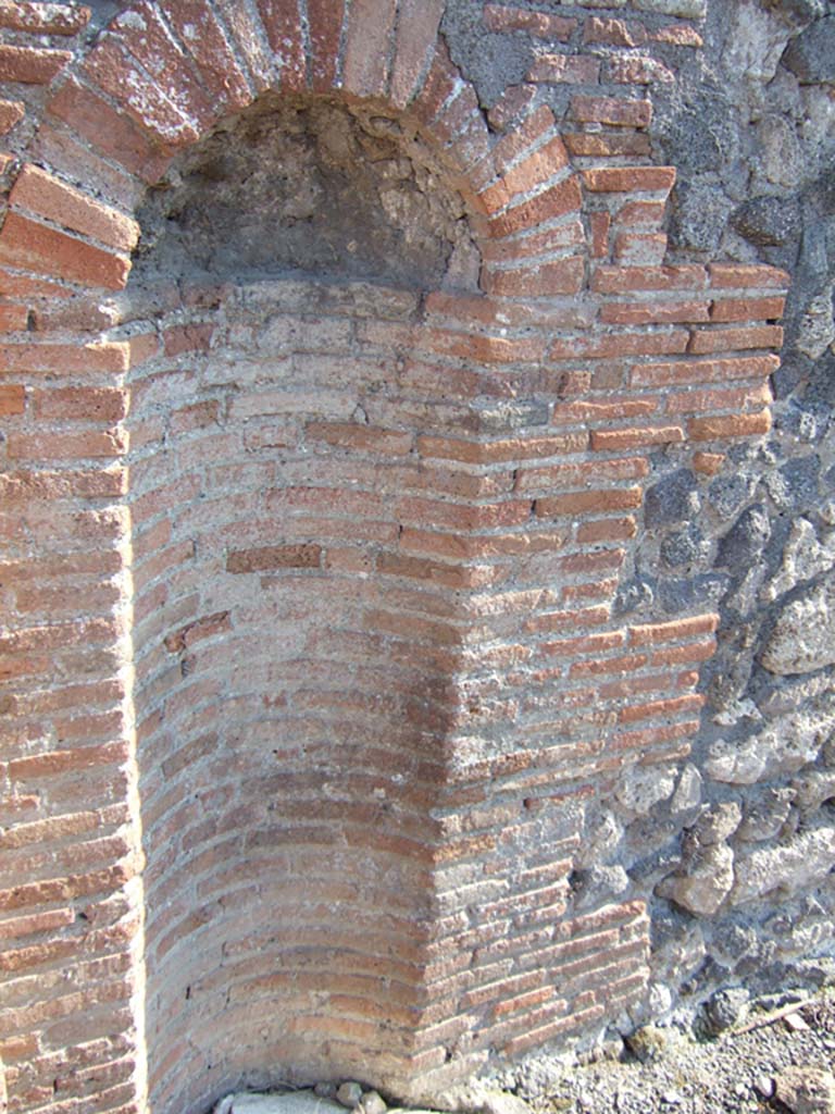 VI.17.37 Pompeii. September 2005. Niche.