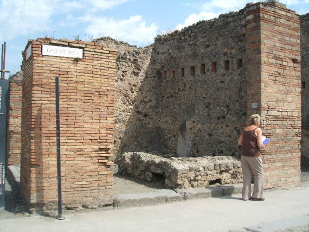 VII.1.1 Pompeii. May 2005. Entrance on Via dellAbbondanza. In June 1855, according to PAH II, 608, graffiti was found on the last pilaster. (Bull.Nap N.S 1856,n.77(1855, pp17-24). Found on the south-west side of VII.1 were

Ceium  Secundum
II vir(um)  i(ure)  d(icundo)  Postumiu[s     [CIL IV 775]

Q(uintum)  Postumium  Proculum  aed(ilem)  o(ro)  v(os)  f(aciatis)    [CIL IV 782]

Pansam aed(ilem)   [CIL IV 777]

See Pagano, M. and Prisciandaro, R., 2006. Studio sulle provenienze degli oggetti rinvenuti negli scavi borbonici del regno di Napoli.  Naples : Nicola Longobardi.  (p.172)
