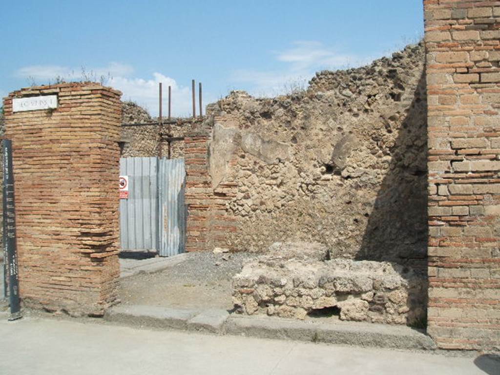 VII.1.1 Pompeii. May 2005. Entrance on Via dellAbondanza. Looking north-west towards other entrance at  VII.1.62.