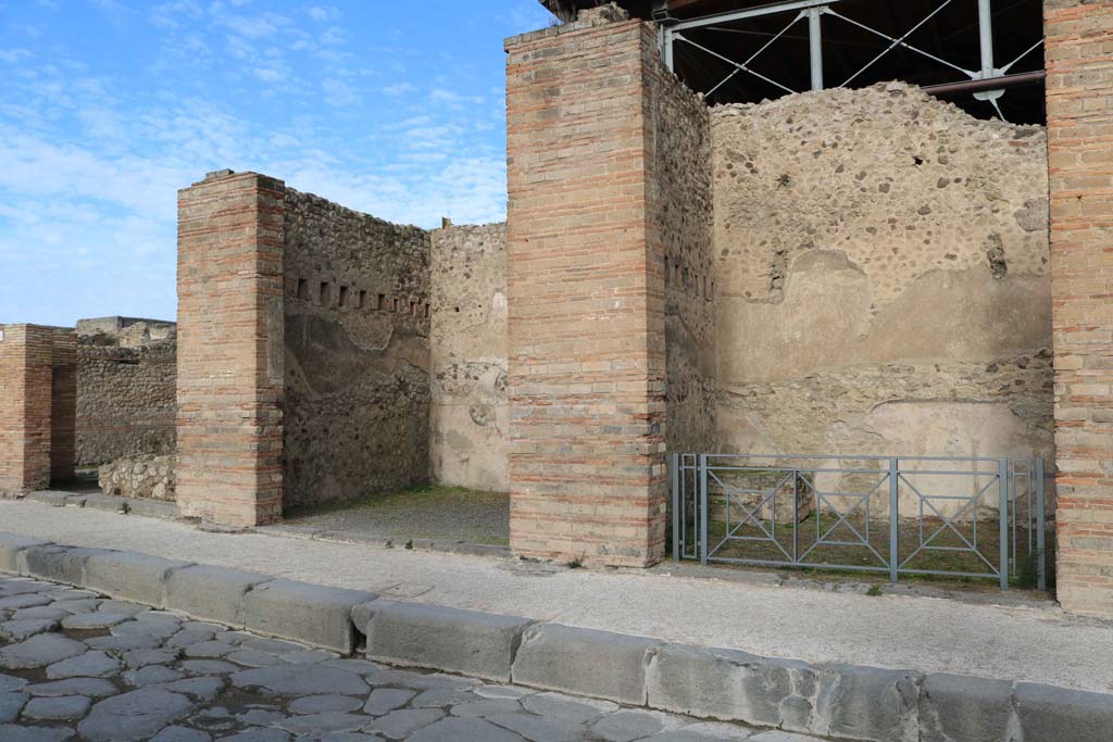 VII.1.1 Pompeii, on left, VII.1.2, centre, and VII.1.3, on right. December 2018. 
Looking north on Via dellAbbondanza. Photo courtesy of Aude Durand.

