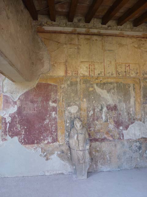 VII.1.8 Pompeii. May 2012. Detail from north wall of portico B, on east side of doorway to latrine. Photo courtesy of Buzz Ferebee.
