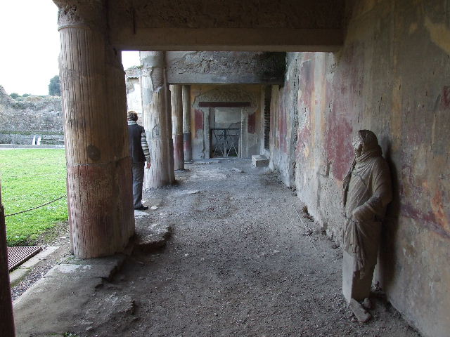 VII.1.8 Pompeii. May 2012. Upper west wall of north portico B, detail of stucco.
Photo courtesy of Buzz Ferebee.