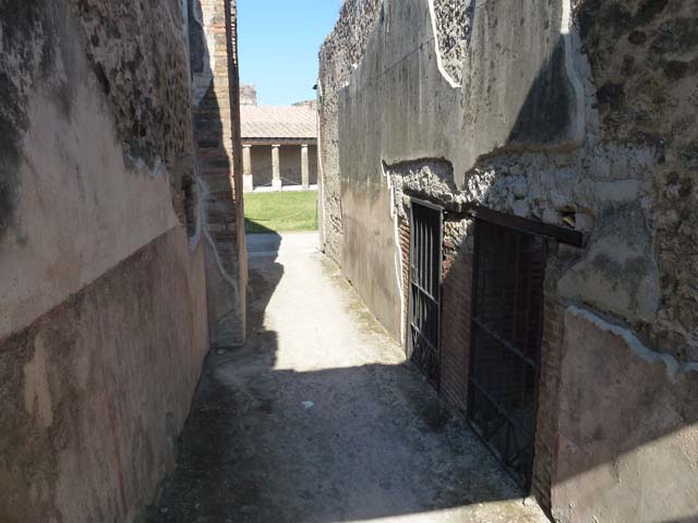 VII.1.8 Pompeii. December 2006. Looking out from corridor H through entrance at VII.1.51.