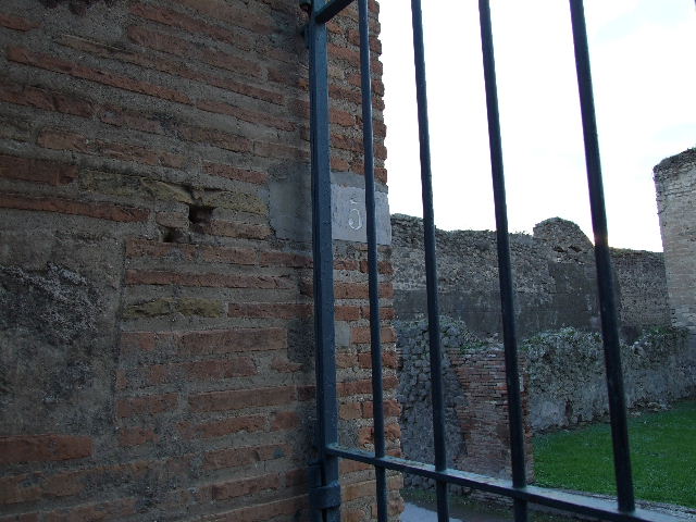 VII.1.8 Pompeii. May 2012. Corridor linking the rear of shops VII.1.52 to VII.1.58.
Photo courtesy of Buzz Ferebee.