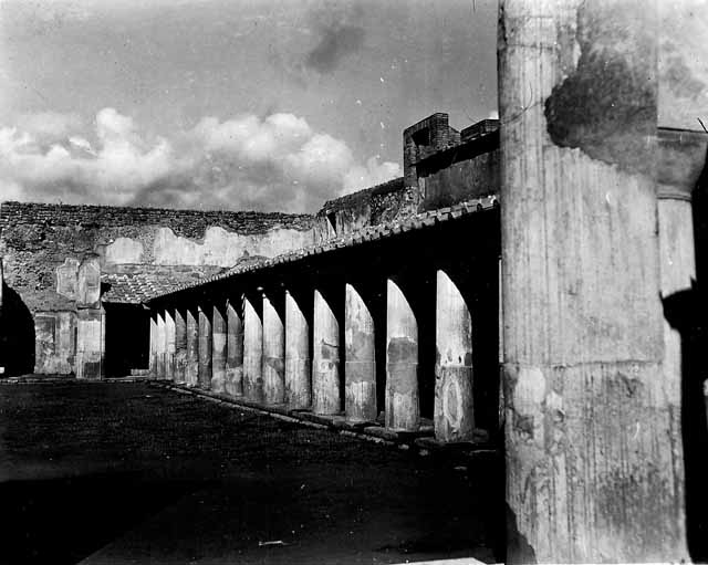 VII.1.8 Pompeii. September 2005. East side of portico B looking north from entrance.