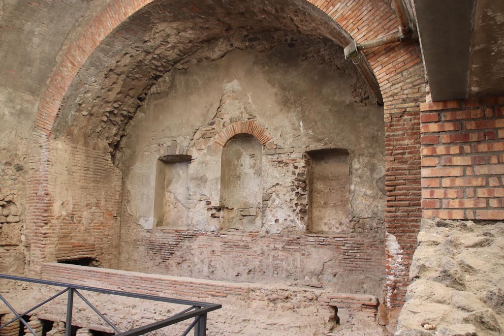 VII.1.8 Pompeii. October 2022. Looking towards east wall of calidarium 5. Photo courtesy of Klaus Heese.