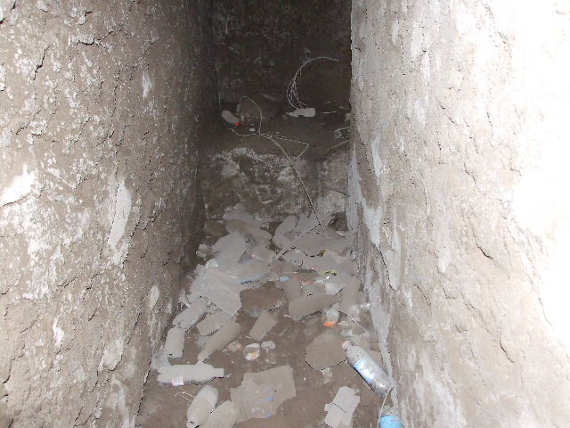 VII.1.8 Pompeii. September 2005. North-east corner of latrine O.