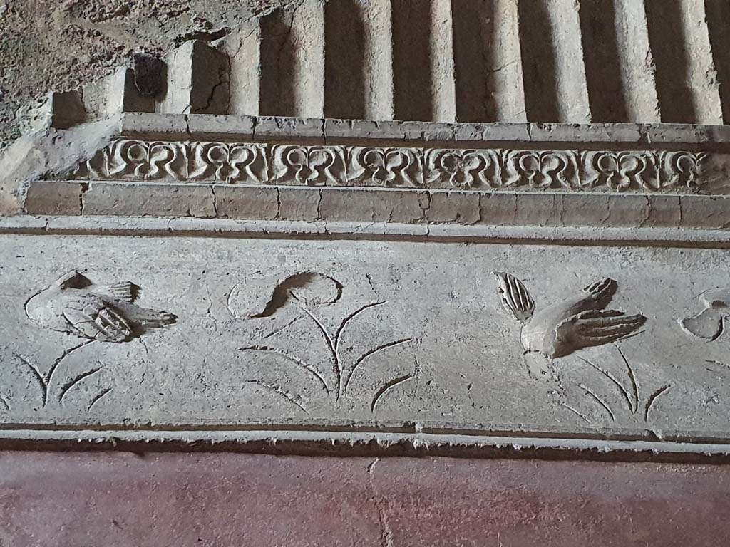 VII.1.8 Pompeii. July 2021. Caldarium 9, detail of stucco on upper north wall. 
Foto Annette Haug, ERC Grant 681269 DCOR

