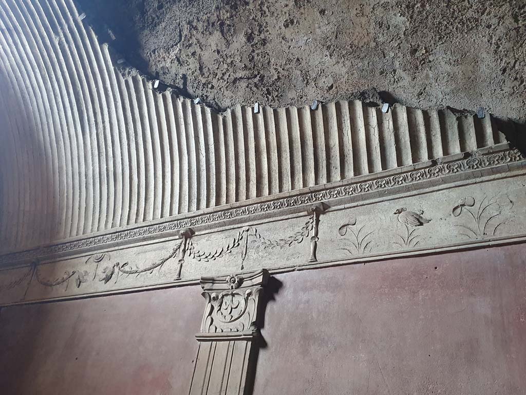 VII.1.8 Pompeii. July 2021. Caldarium 9,  stucco on upper north wall. 
Foto Annette Haug, ERC Grant 681269 DCOR

