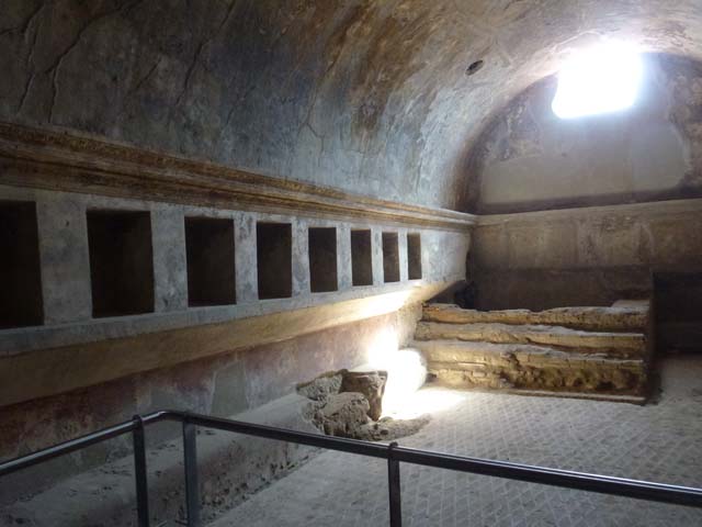 VII.1.8 Pompeii. December 2007. Women’s apodyterium 11 with pool.
