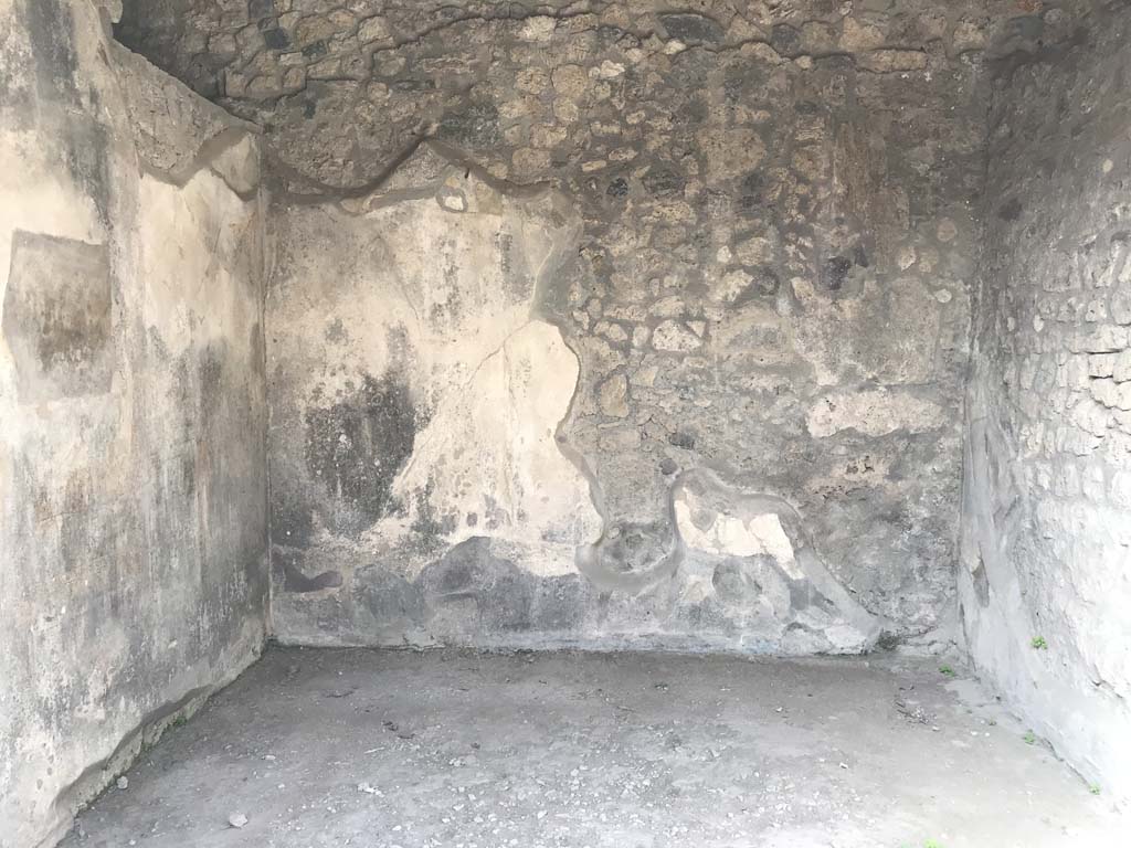VII.1.25 Pompeii. April 2019. Exedra 33, looking towards west wall. Photo courtesy of Rick Bauer.