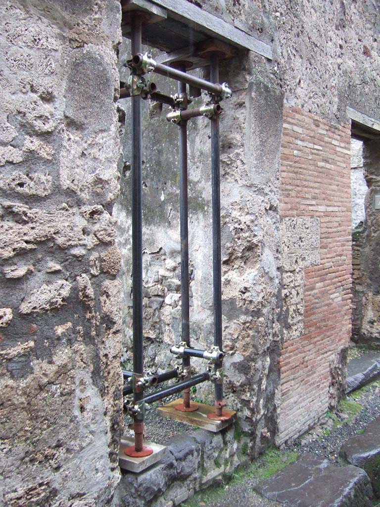 VII.1.45a Pompeii. December 2005. Second entrance into Hospitium Sittii