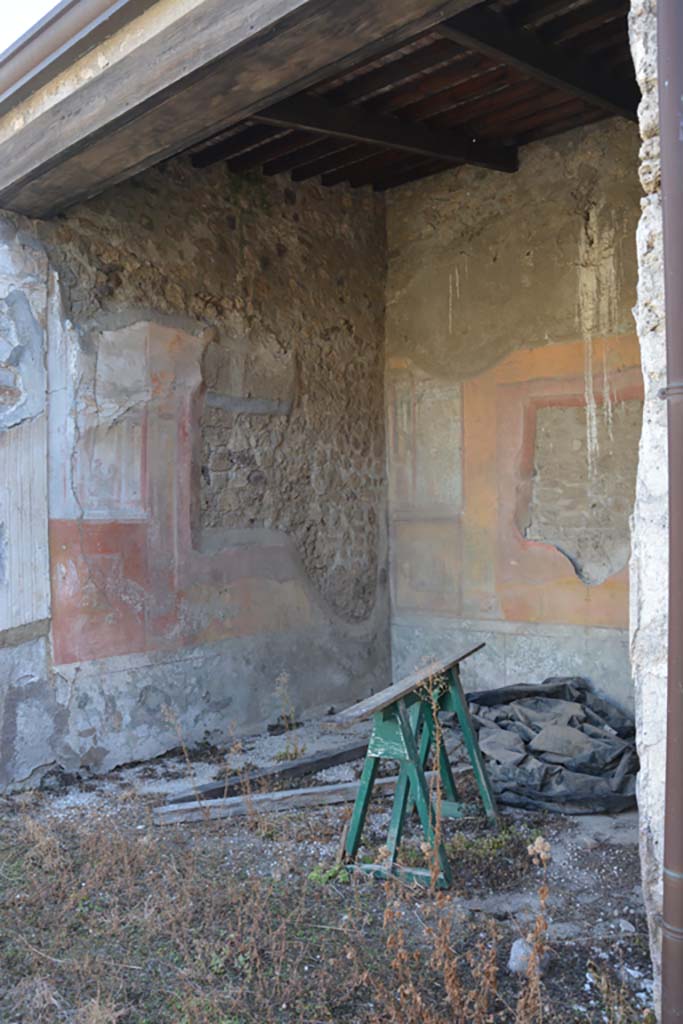 VII.2.16 Pompeii. October 2019. Exedra 17, east wall and south-east corner.
Foto Annette Haug, ERC Grant 681269 DCOR.
