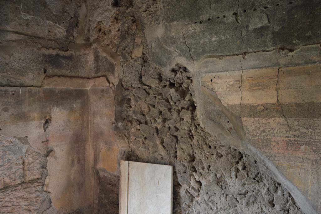 VII.2.16 Pompeii. October 2017. Room 21, south-west corner and west wall, detail of decorations.
Foto Taylor Lauritsen, ERC Grant 681269 DCOR.
