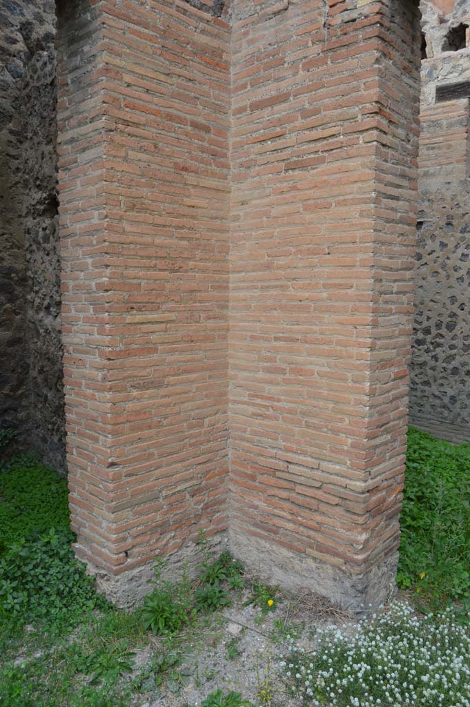 VII.2.18 Pompeii. October 2017. 
North-west corner of atrium, doorway to room 8 on left, and room 9 on right.
Foto Taylor Lauritsen, ERC Grant 681269 DÉCOR.
