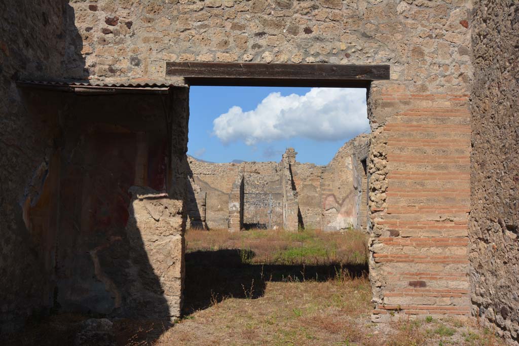 VII.2.20 Pompeii. October 2019. Tablinum 13, looking towards north wall with doorway to tablinum 8, and atrium.
Foto Annette Haug, ERC Grant 681269 DÉCOR.
