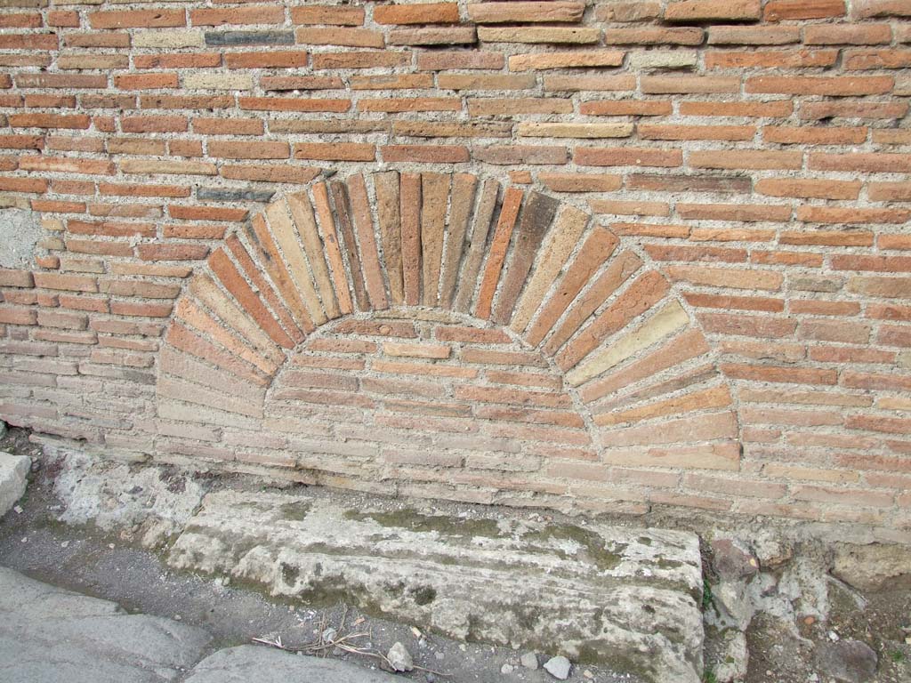 VII.2.33 Pompeii. December 2007. Wall to right of entrance on Via degli Augustali.