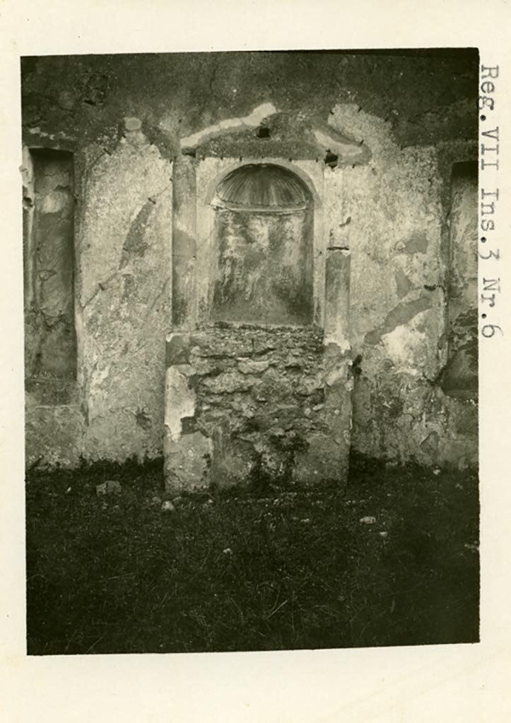 VII.3.6 Pompeii. Pre-1937-39. Aedicula lararium on south wall of garden.
Photo courtesy of American Academy in Rome, Photographic Archive. Warsher collection no. 590.
