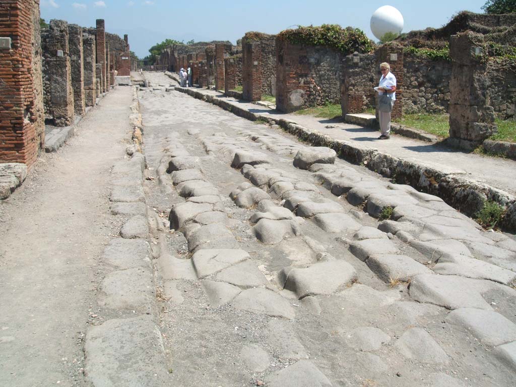 Pompeii. May 2005. Traffic ruts in Via della Fortuna looking east from near VII.3.6