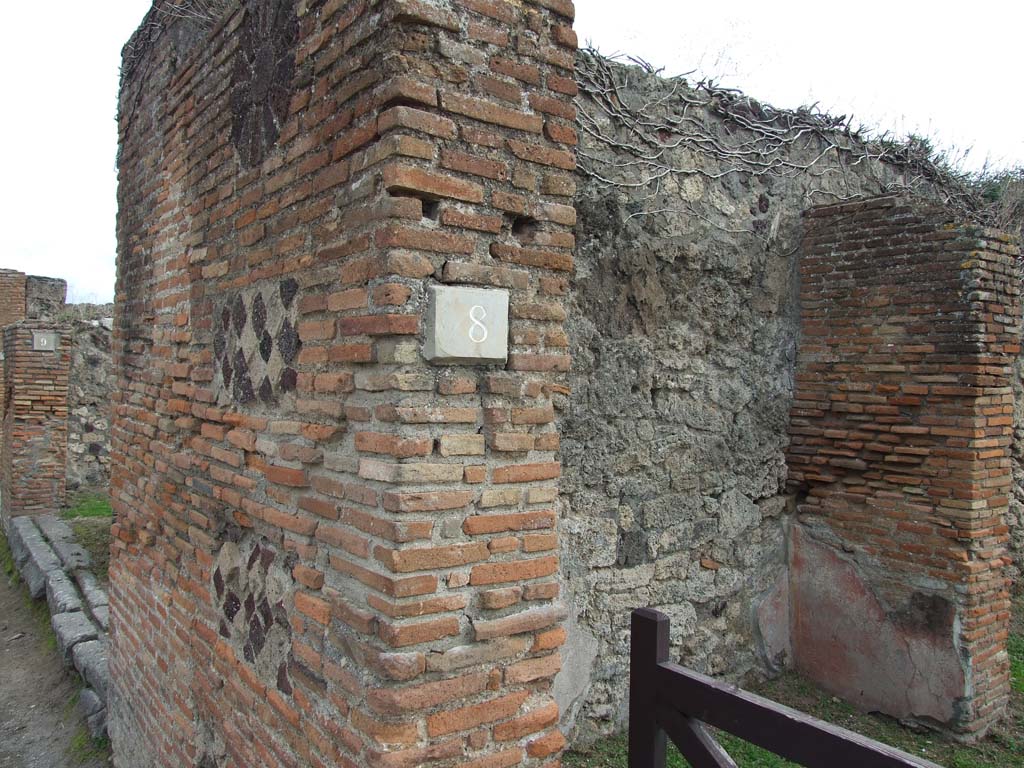 VII.3.8 Pompeii. December 2007. East wall of shop area “l” (L).