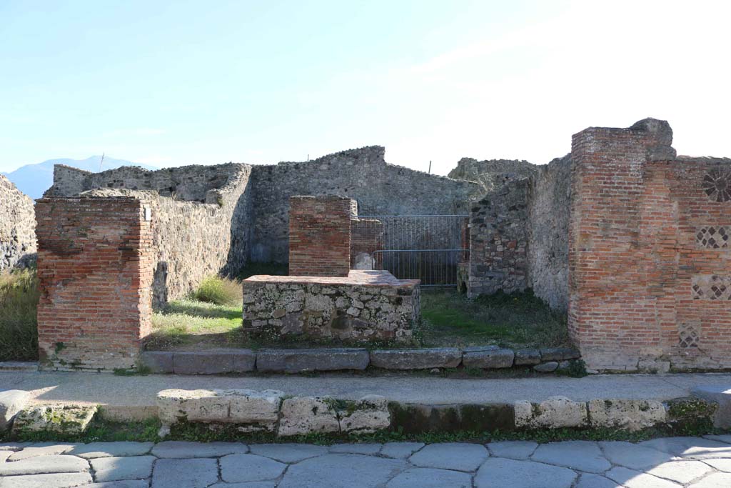VII.3.9, Pompeii. December 2018. Looking south towards entrance on Via della Fortuna. Photo courtesy of Aude Durand.