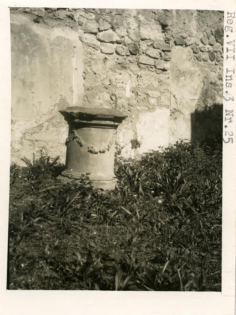 VII.3.25 Pompeii. Pre-1937-39. Puteal.
Photo courtesy of American Academy in Rome, Photographic Archive. Warsher collection no. 762.
