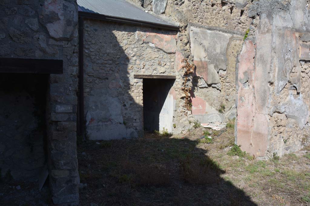 VII.3.29 Pompeii. October 2019. Looking north across tablinum towards doorway to cubiculum 10, in centre.
On the right are doorways to room 11, and corridor 12.
Foto Annette Haug, ERC Grant 681269 DÉCOR.
