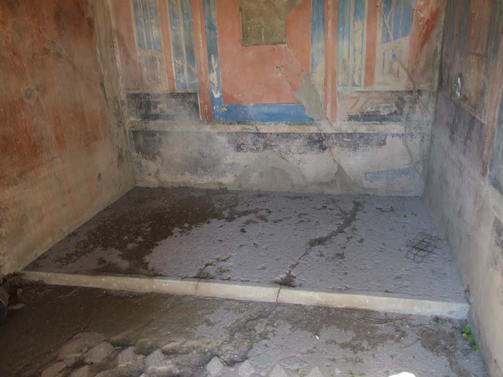 VII.3.29 Pompeii. March 2009. Room 10, cubiculum. North end of floor, with raised area for bed.