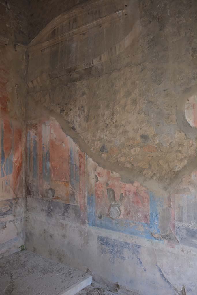 VII.3.29 Pompeii. October 2019. Cubiculum 10, detail of east wall at north end.
Foto Annette Haug, ERC Grant 681269 DÉCOR.

