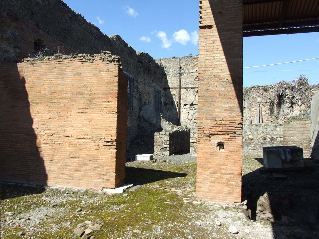 VII.4.25 Pompeii. March 2009. Looking north-west across atrium towards cubiculum.