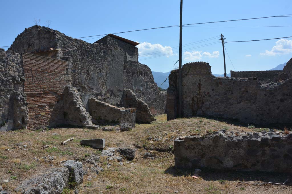 VII.4.29 Pompeii. September 2019. Looking south-east from peristyle of VII.4.57, towards rear of house at VII.4.29, in centre.
Foto Annette Haug, ERC Grant 681269 DCOR.


