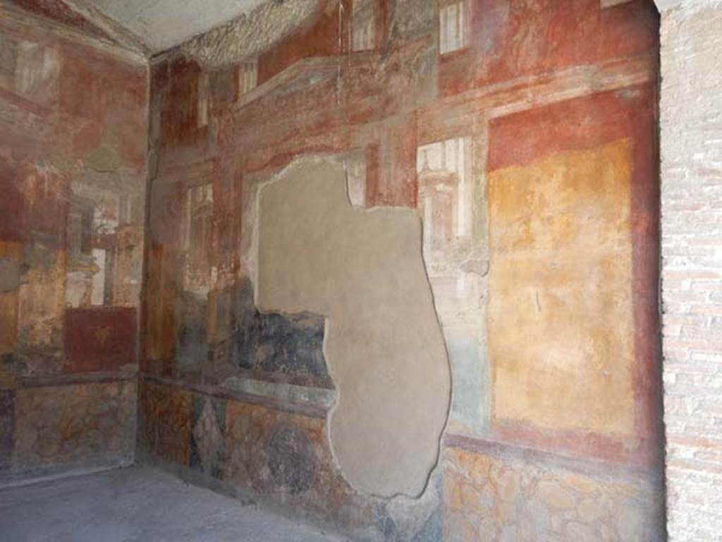 VII.4.48 Pompeii. May 2015. Room 18, looking towards south wall of exedra. 
Photo courtesy of Buzz Ferebee.
