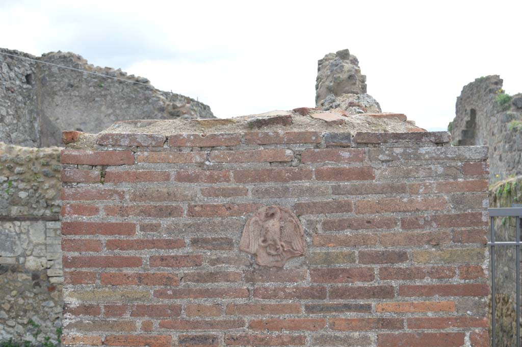 VII.4.55/56 Pompeii. March 2018. Detail of plaque on pilaster between entrance doorways.
Foto Taylor Lauritsen, ERC Grant 681269 DCOR.

