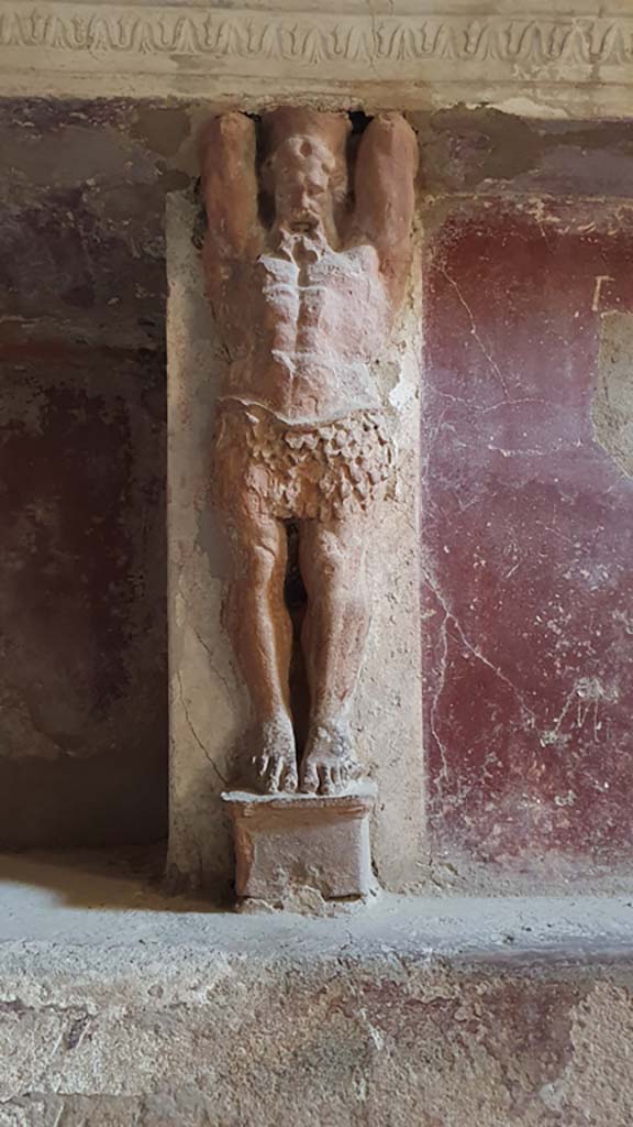 VII.5.24 Pompeii. August 2021. 
Tepidarium 37, east wall, telamon separating niches.
Foto Annette Haug, ERC Grant 681269 DÉCOR.
