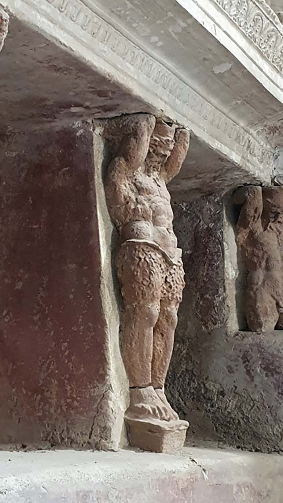 VII.5.24 Pompeii. August 2021.
Tepidarium 37, east wall at south end, telamon separating niches.
Foto Annette Haug, ERC Grant 681269 DÉCOR.
