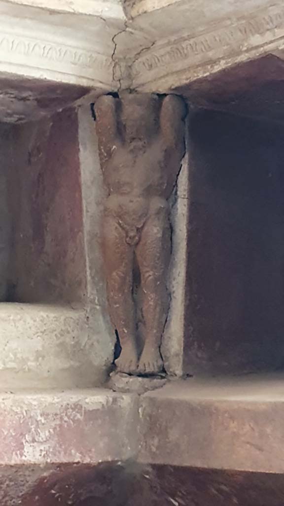VII.5.24 Pompeii. August 2021.
Tepidarium 37, south-west corner, telamon separating niches.
Foto Annette Haug, ERC Grant 681269 DÉCOR.
