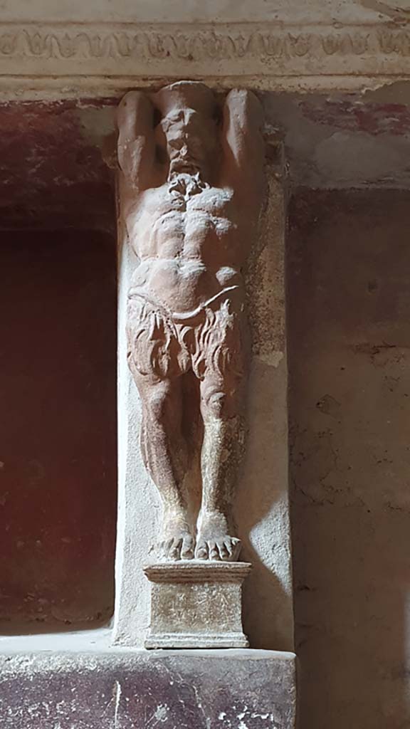 VII.5.24 Pompeii. August 2021.
Tepidarium (37), west wall on south side of doorway into Caldarium, telamon separating niches.
Foto Annette Haug, ERC Grant 681269 DÉCOR.
