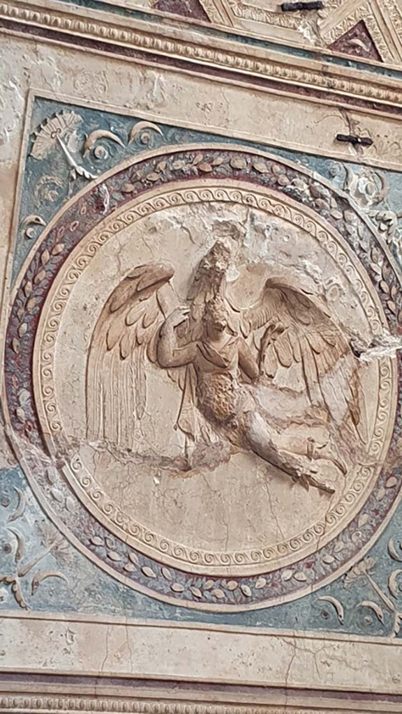VII.5.24 Pompeii. August 2021.
Detail of ceiling plaster stucco in south-east corner of tepidarium. 
Foto Annette Haug, ERC Grant 681269 DCOR.
