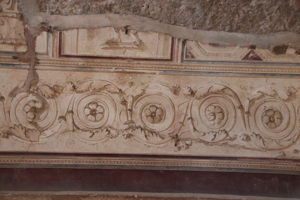 VII.5.24 Pompeii. August 2021. Tepidarium, detail of stucco decoration from west wall.
Foto Annette Haug, ERC Grant 681269 DCOR.

