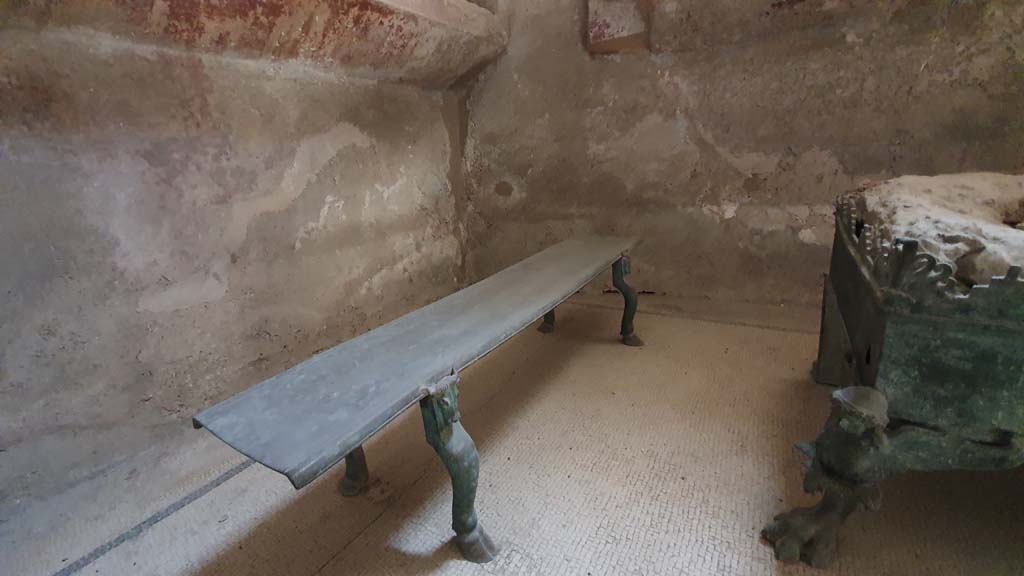 VII.5.24 Pompeii. August 2021. Second bronze bench next to brazier (38) in tepidarium (37).
Foto Annette Haug, ERC Grant 681269 DCOR.
