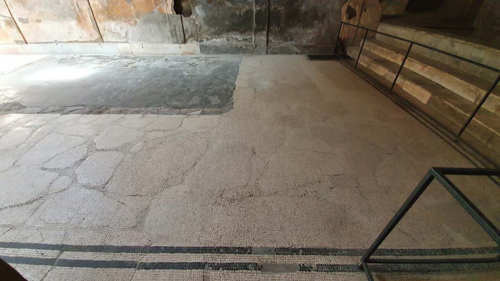 VII.5.24 Pompeii. August 2021. Caldarium (39), looking west across mosaic flooring.
Foto Annette Haug, ERC Grant 681269 DCOR.
