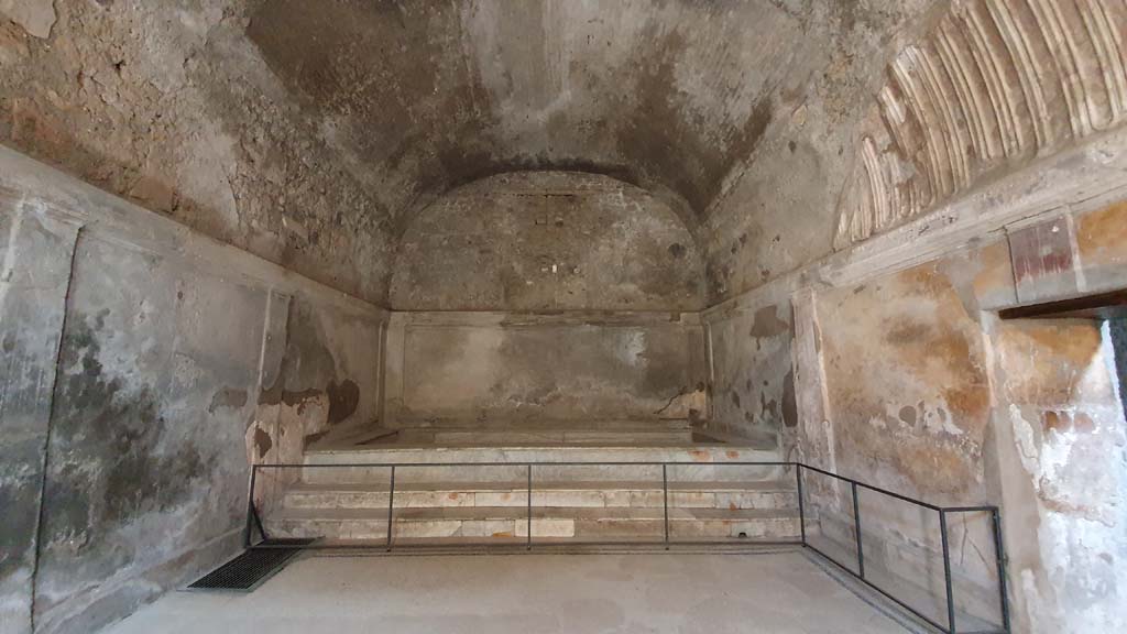 VII.5.24 Pompeii. August 2021. Caldarium (39), looking towards north end with marble hot bath (42).
Foto Annette Haug, ERC Grant 681269 DCOR

