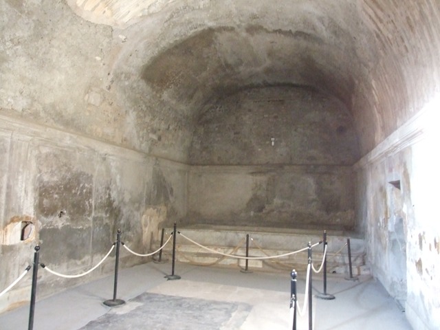 VII.5.24 Pompeii. June 2012. Caldarium, steps to hot bath (42), looking towards east end.
Photo courtesy of Michael Binns.