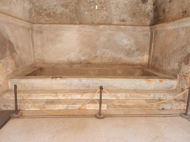 VII.5.24 Pompeii. December 2007. West end of marble hot bath in north end of caldarium (39).