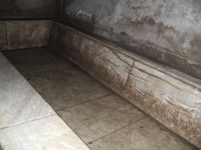 VII.5.24 Pompeii. December 2007. Caldarium (39), heating duct in west wall.