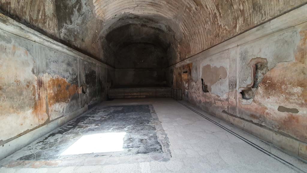 VII.5.24 Pompeii. August 2021. Caldarium (39), looking north towards hot bath.
Foto Annette Haug, ERC Grant 681269 DCOR.

