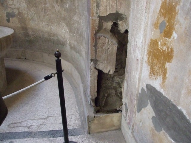VII.5.24 Pompeii. August 2021. Caldarium (39), heating duct in wall of apse.
Foto Annette Haug, ERC Grant 681269 DCOR.
