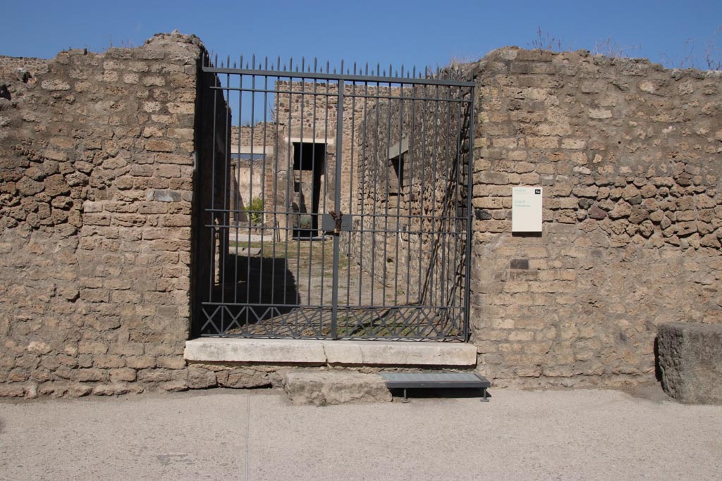 VII.7.2 Pompeii. December 2005. Entrance doorway to wide entrance corridor “a”.