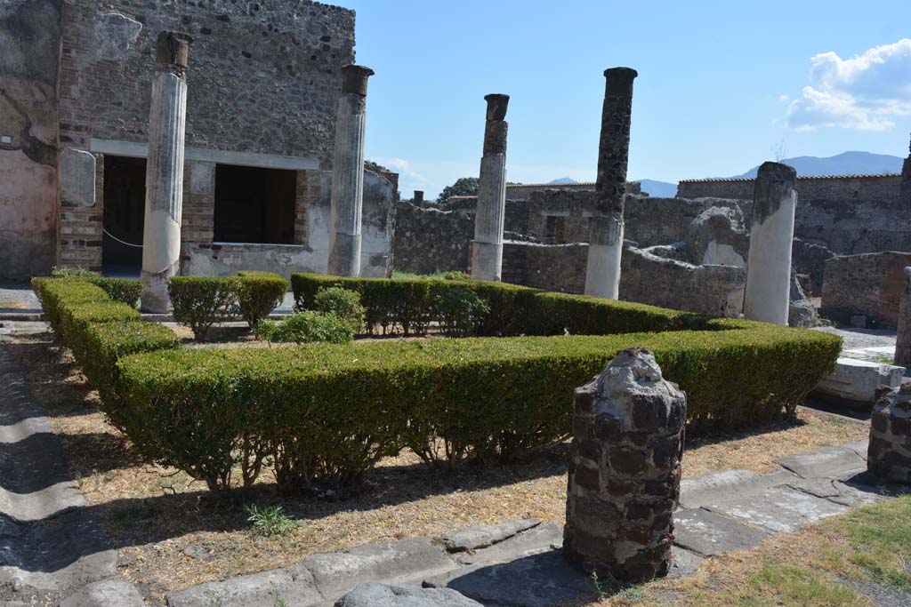 VII.7.5 Pompeii. September 2019. Looking south-east across peristyle, with atrium, on right.
The doorway and window to room (n) are on the left, with doorway to room (m), in centre.
Foto Annette Haug, ERC Grant 681269 DÉCOR.

